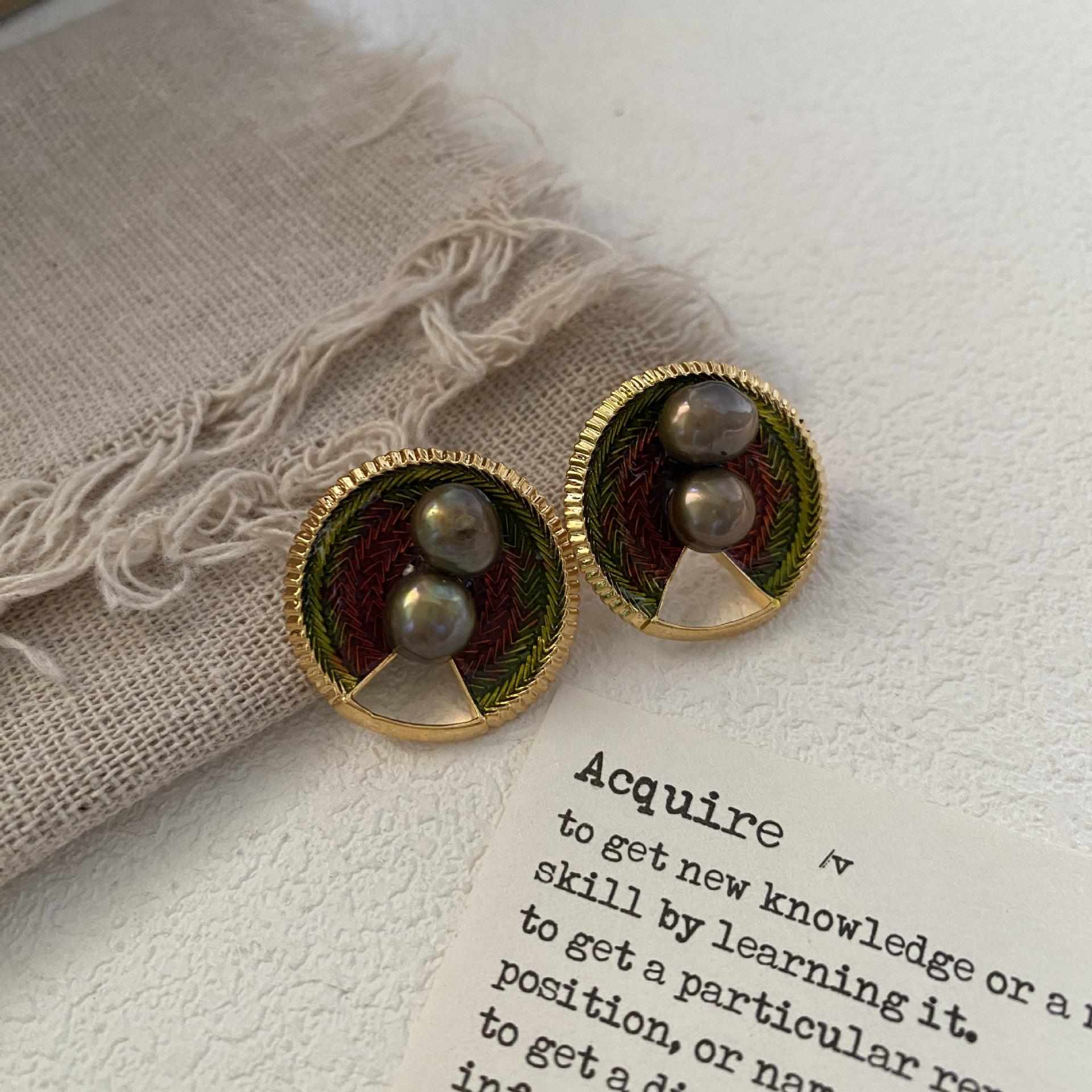 

Hollow Gradual Change Design Wind Woven Circle Pearl Earrings Female Creative Temperament Stud Earrings Personalized Earrings