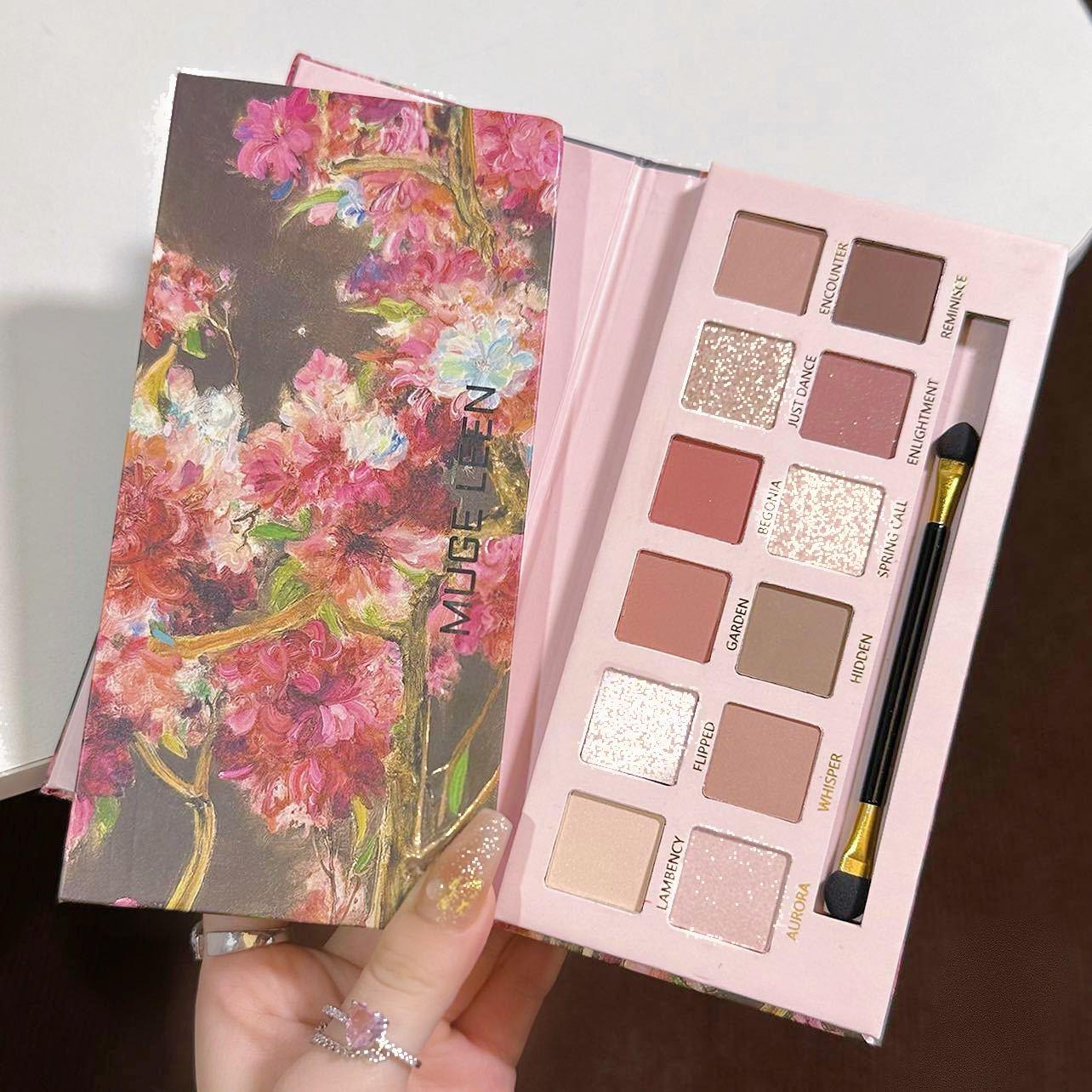 

Палетка теней для век «Цветок бегонии» из двенадцати цветов: Розово-коричневый мерцающий матовый, Земляной тон, Низкая насыщенность