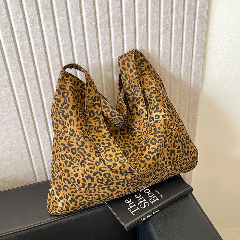 

Сумка кроссбоди осень и зима новая ретро повседневная портативная сумка для поездок большой вместимости с леопардовым принтом на плечо сумка-тоут женская сумка тренд 42*35*1cm коричневый