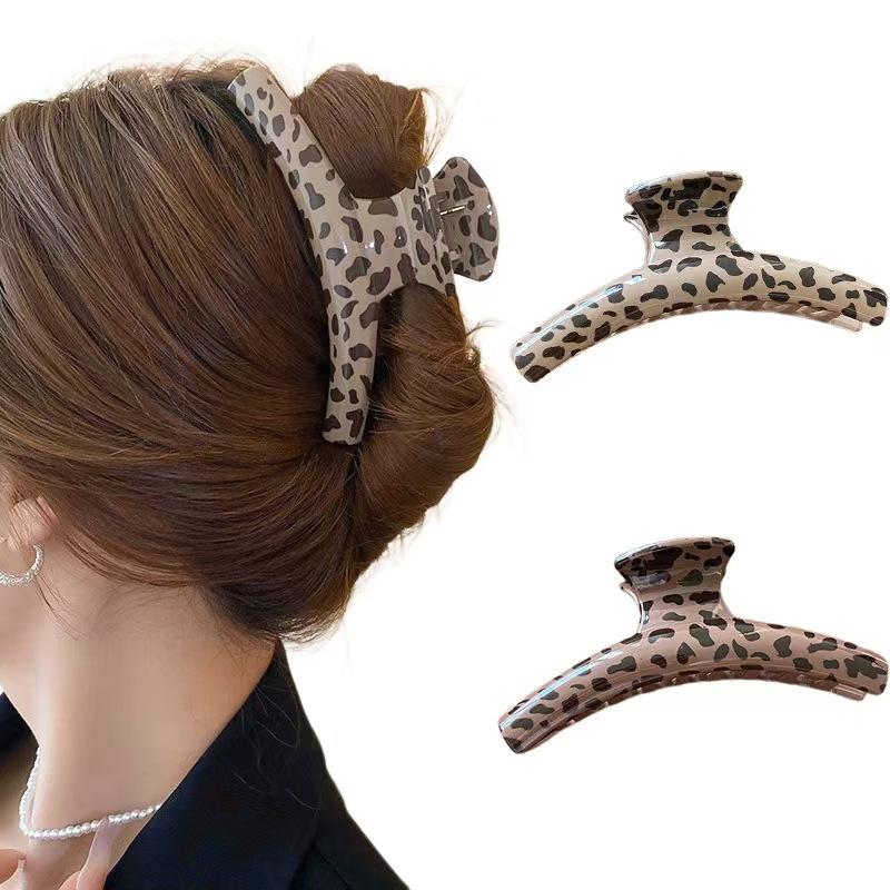 Chic leopard pattern shark clip, popular Korean hair accessory for women's hair styling, elegant and trendy
