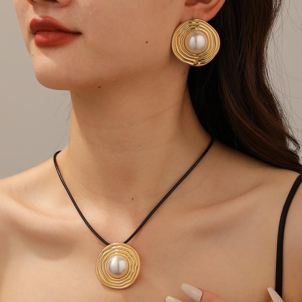 European and American jewelry, curled five-leaf stamen leather chain set, necklace, small fresh earrings chain, lava collarbone chain.