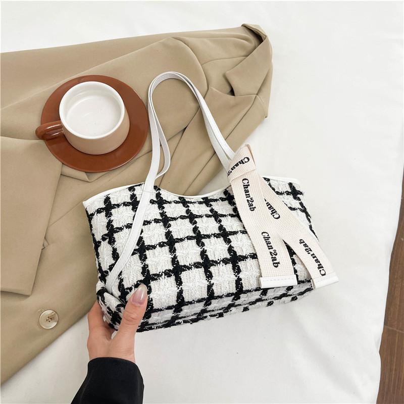 

Нишевая сумка-тоут большой вместимости женская весна-лето 2025 новая красивая персонализированная модная для работы иностранная на плечо белый