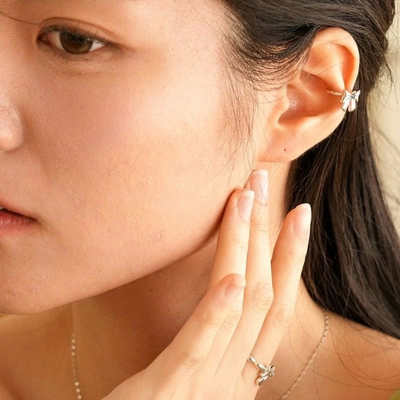 BELLOOGGI Blue diamond ribbon earcuff