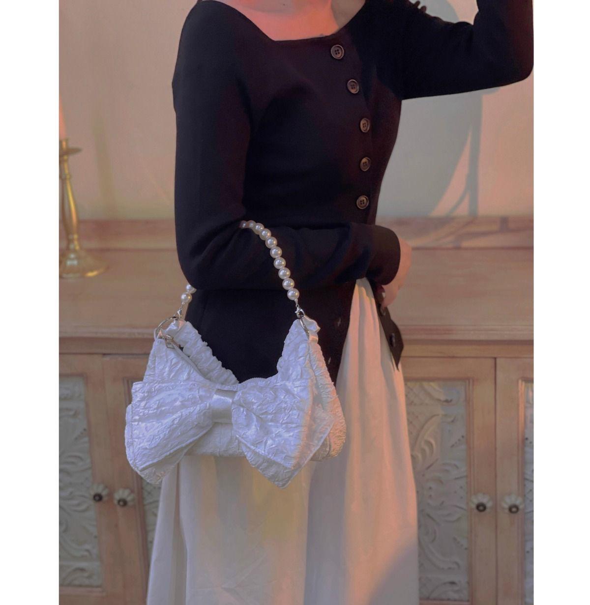 

2024 Niche Pearl Chain Портативная сумка подмышкой Сложенная сумка через плечо Spice Girl Bow Сумка-палка белый