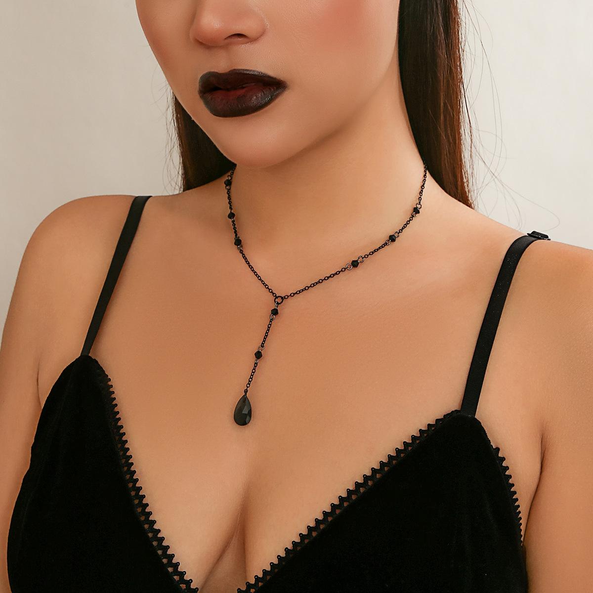 Vintage Gothic Blood Dripping Tassel Necklace Female, Simulation Blood Crystal Pendant Chain Clavicle Necklace