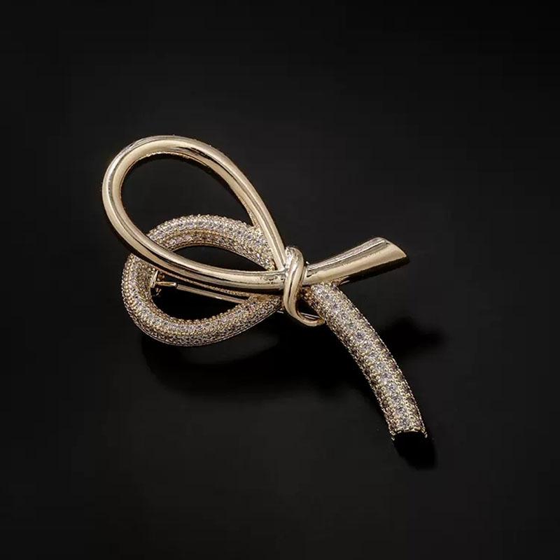 Elegante Schleifenbrosche: Trendige Damenmode-Anstecknadel für Pullover & Anzüge