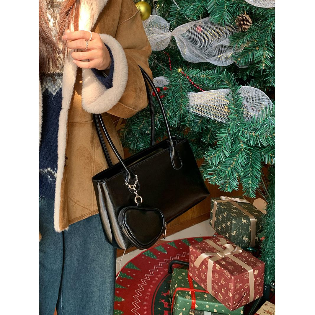 

Дизайнерська суцільна кольорова жіноча сумка на одне плече з довгою ручкою Cute Love Портмоне з підвіскою чорний