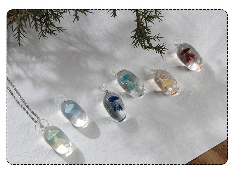 Náhrdelník s medúzou z lapisu lazuli: Dámský ručně vyrobený přívěsek z ryzího stříbra 925 se skleněným křišťálem - Lehký luxusní dárek k narozeninám