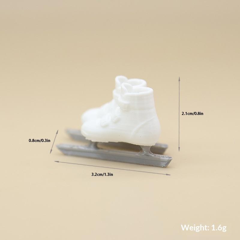 Dollhouse Mini Simulation Skating Shoes 1 Pair Realistic Tiny Ski Footwear Model for Mini Scene Decor Creative Hobby Gifts