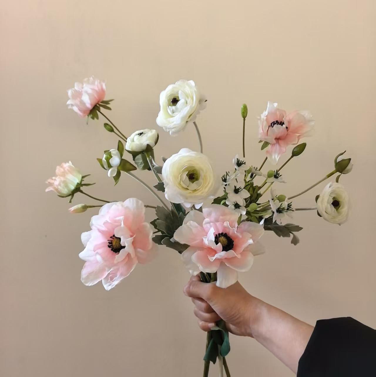 

Pink Series Handheld Bouquet: Artificial Flowers for Photography, Travel Props, Weddings, Decorations.
