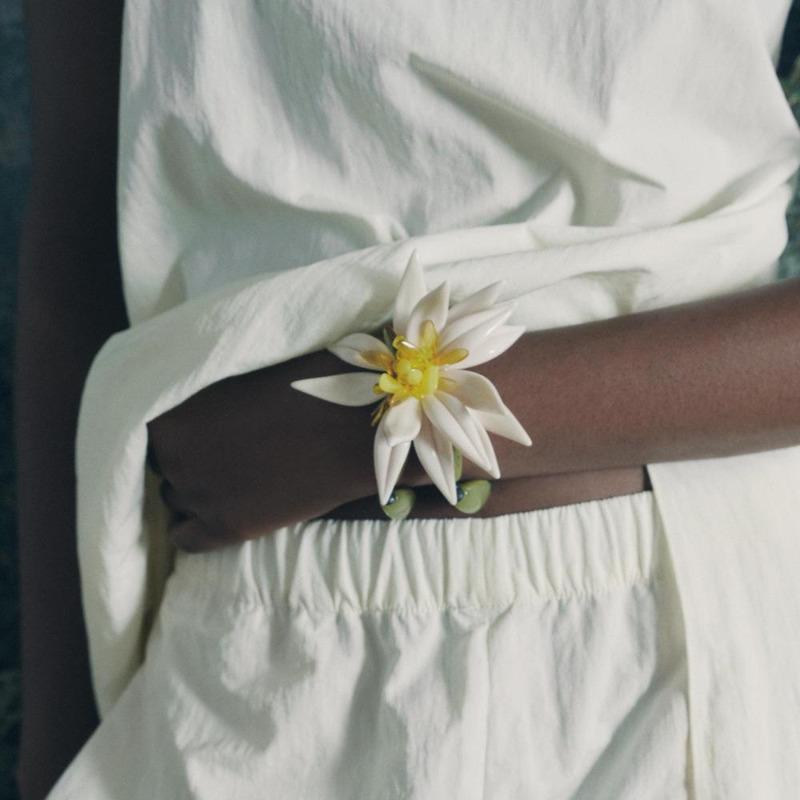 Elegante Set da 3 Pezzi: Orecchini pendenti in resina con perline e fiori, collana e bracciale da donna