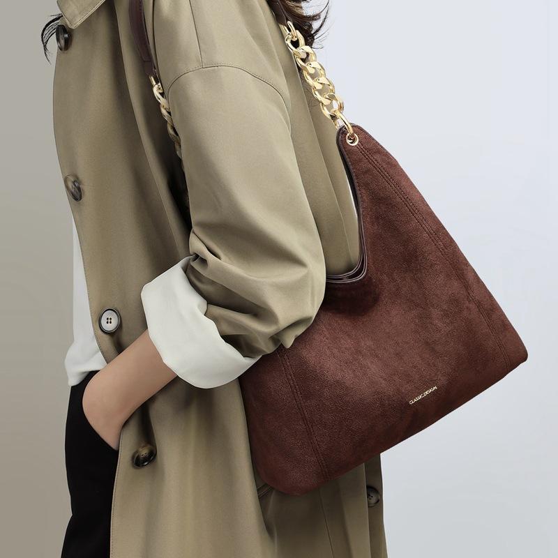 

Bags Women s bags New autumn and winter shoulder armpit bags Large capacity suede portable tote bags Suede chain bags темно-коричневого кольору