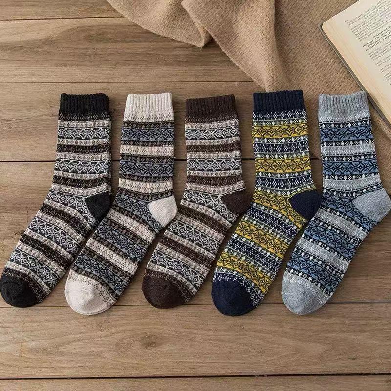 Women's Mid-Calf Reindeer Jacquard Wool Socks - Soft & Comfortable for Autumn and Winter