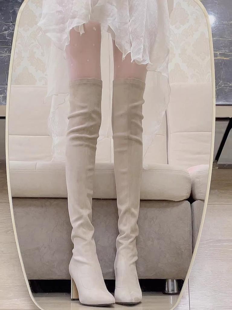 Koreanische Stil High Heels Stiefel mit hohen Absätzen und elastischem Schlankheitseffekt, die lange Stiefel über dem Knie zur Schau stellen