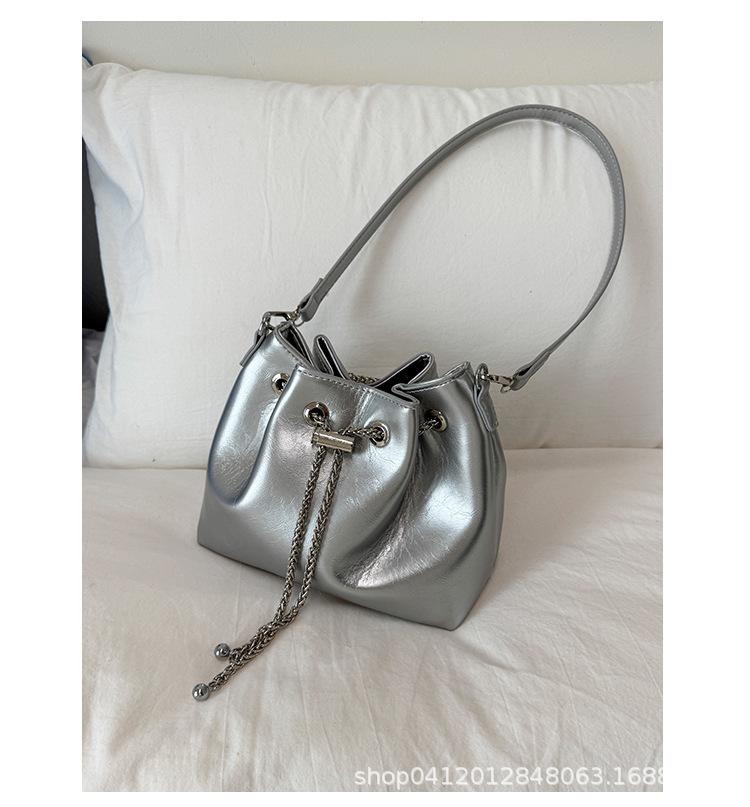 2025 new niche design bucket bag personality atmosphere fashion high value simple oily shoulder messenger bag