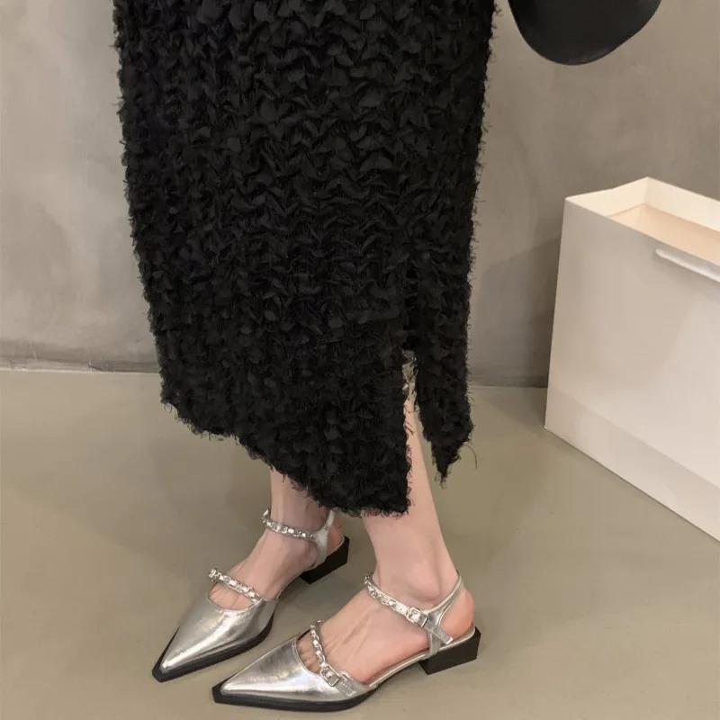 Damskie sandały Baotou Jesień Nowe Szpiczaste Głowy Płytkie Wkładki Metalowy Łańcuch Bok Oddychające Pojedyncze Buty