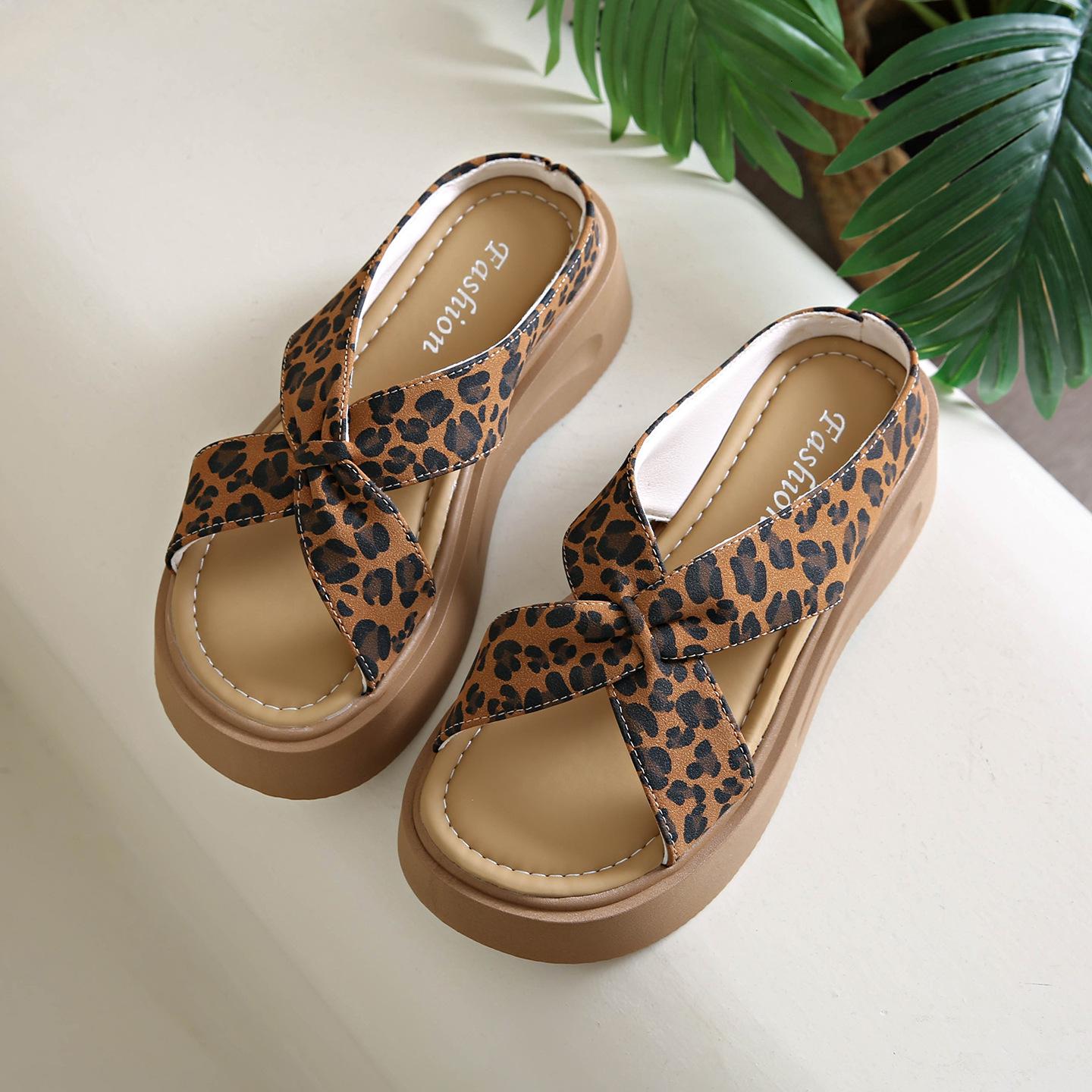 

Туфли на толстой высокой подошве, с мягкой подошвой, легкие, с маленьким верхом-мешком, женские тапочки для улицы, лето 2025, новые женские сандалии-полушлепки 40 цветной печати леопарда