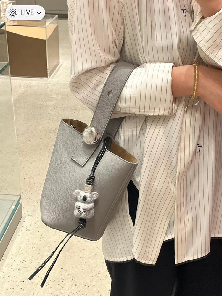 2025 New Bag Women's Pebble Bucket Bucket Bag Imported Leather One Shoulder Crossbody Portable Large Capacity