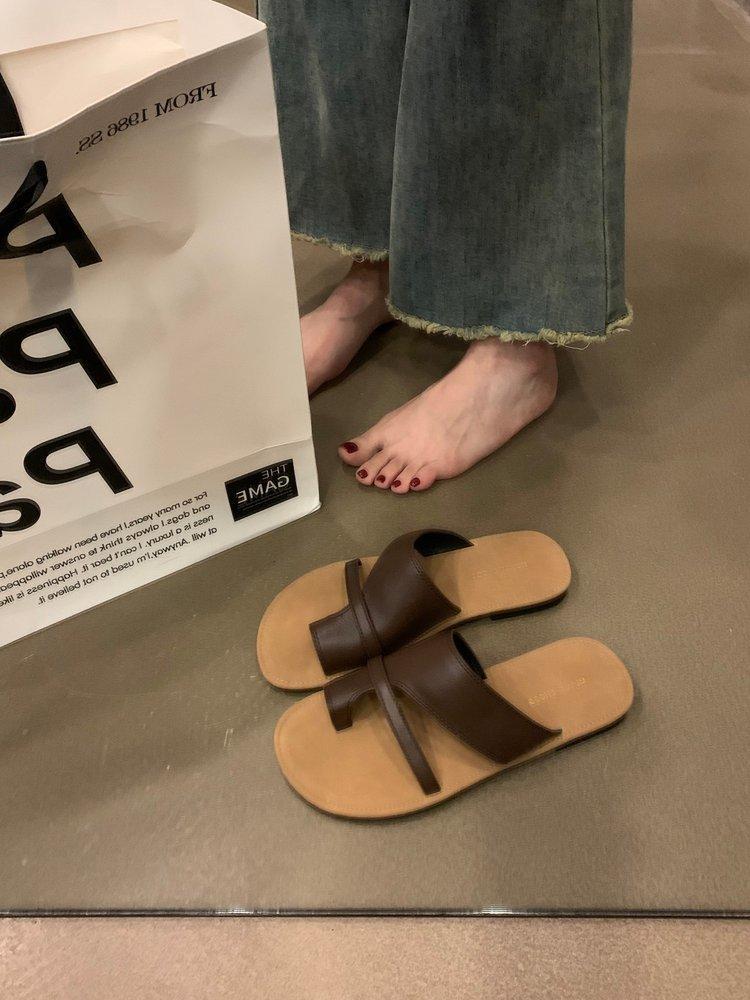 

Корейская версия ретро-тапочек с пальцами, женская летняя одежда 2025 года, новые нишевые пляжные сандалии с плоской подошвой и мягкой подошвой 40 темно-коричневого