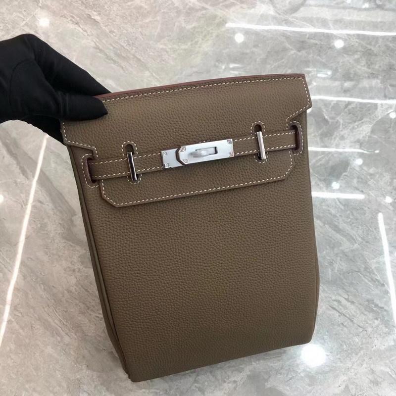 2026 Neues TOGO-Leder geschlechtsneutral gleicher Stil, Rindsleder erste Schicht rundes Schlossloch Brusttasche, einzelne Schulter Kelly-Leder Rucksack