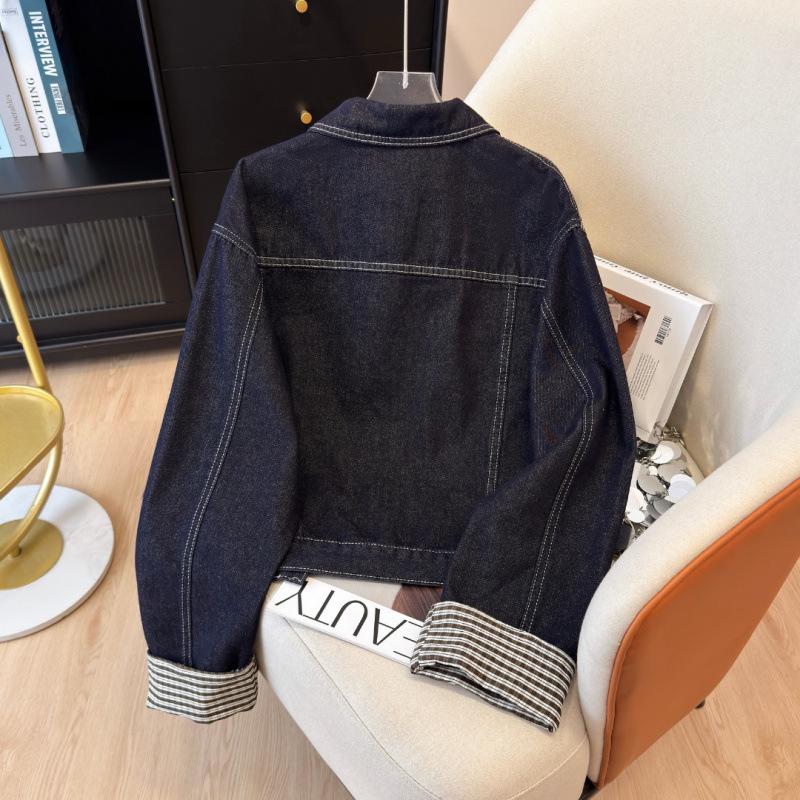 Damska kurtka dżinsowa z wyższej półki z liniami strukturalnymi i kołnierzykiem wykładanym