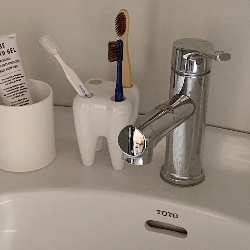 1 Stück Vier-Loch Zahnbürstenhalter Zahnbürstenständer Zahn-Design Kunststoff Lustige Aufbewahrung Geeignet für Badezimmer und Toiletten