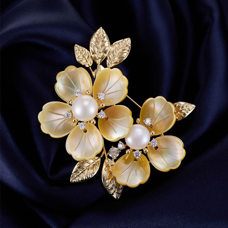 Elegant Pearl Flower Lapel Pin, Premium Natural Shell Craft Brooch, Fashion Apparel Accessories for Ladies Autumn Outerwear