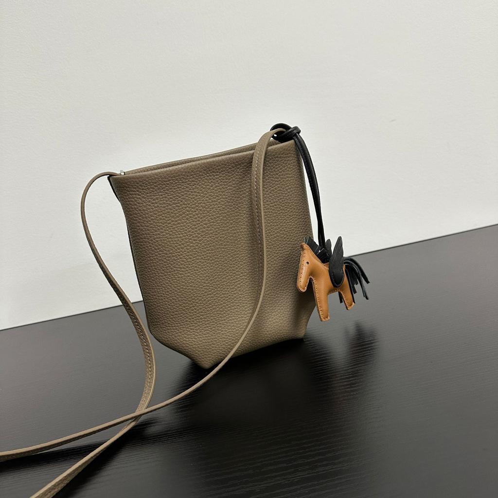Row wind niche imported first-layer cowhide commuter mini bucket bag minimalist wind shoulder portable oblique span mobile phone bag