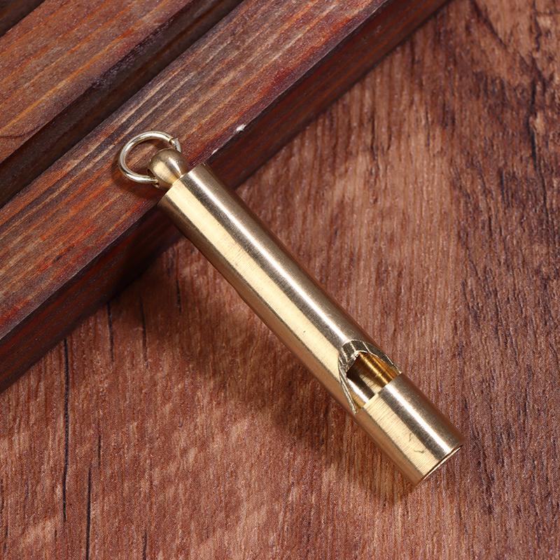 Kluczówka z mosiężnym gwizdkiem Wisiorek Outdoorowy Survivalowy Przenośny Jednorurowy Wybuchowy Wysokiej Częstotliwości Wysokotonowy Gwizdek
