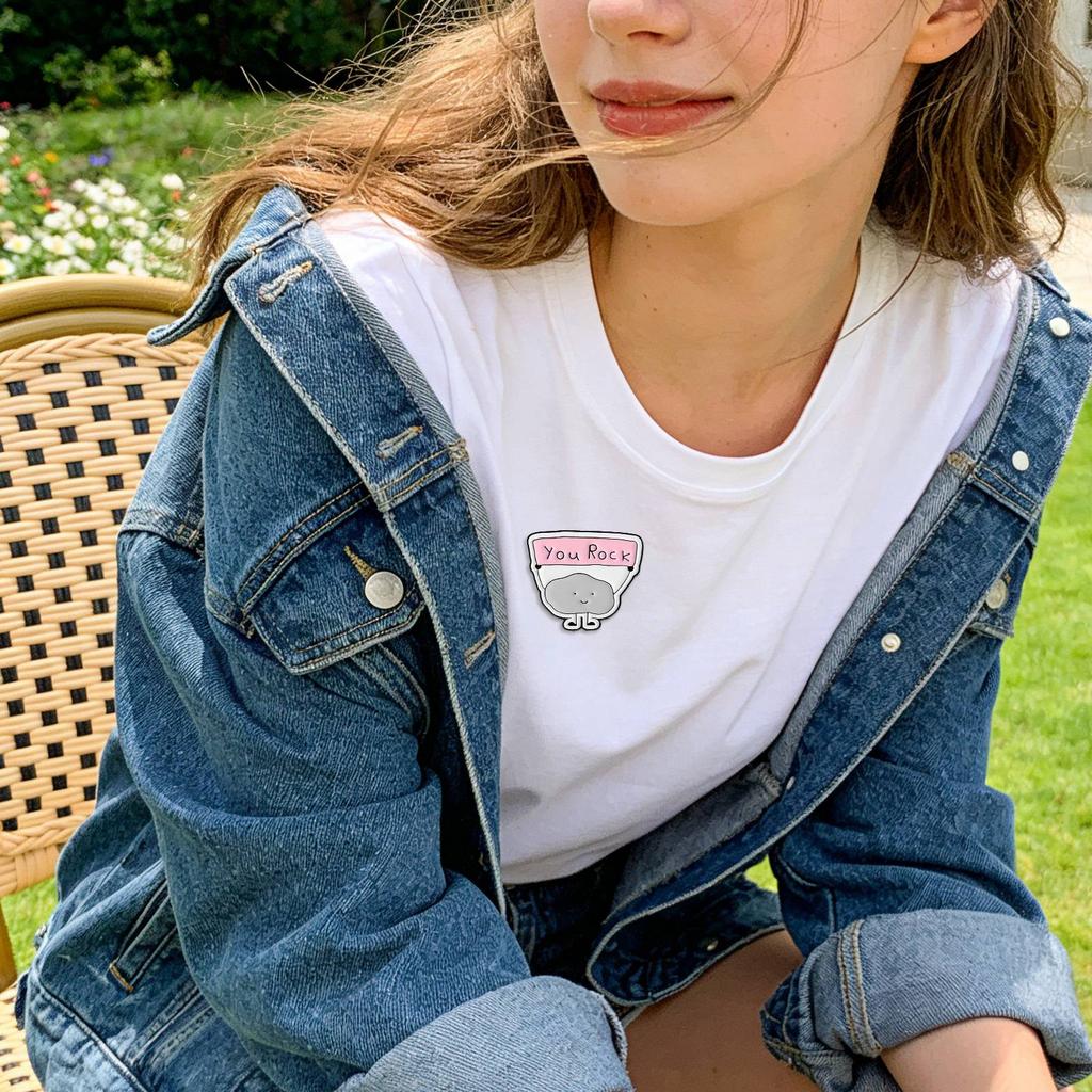 Cute Stone-Shaped Metal Lapel Pin – Adorable Figurine Brooch With Banner, Stylish Enamel Decorative Pin For Clothing Bags