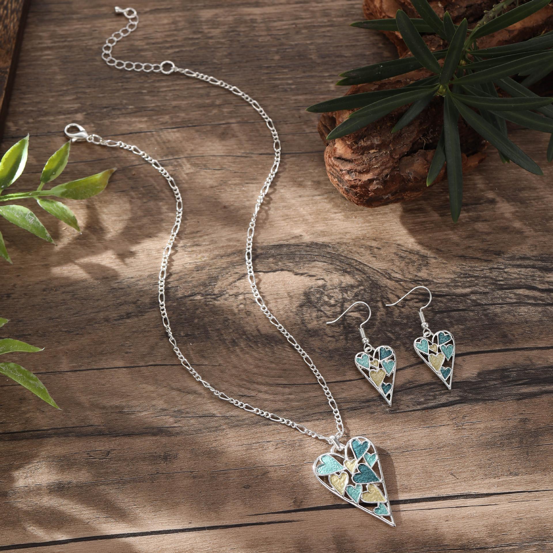 

Новый цветной набор сережек и ожерелья с полым сердцем, расписанный масляными красками, летние маленькие свежие женские универсальные украшения