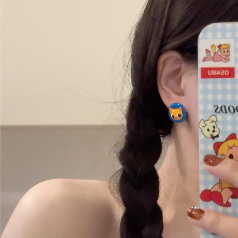 Cartoon kitten oval stud earrings simple and cute high-end earrings fashionable and versatile earrings