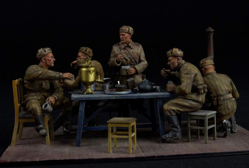 MiniArt Scale Plastic Model Kit Soldiers Having Dinner On the Front Line 1/35 MA35325 (5 Figures)