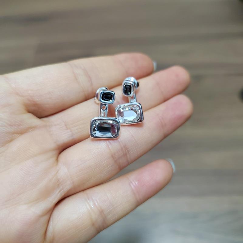 

Асимметричные серьги-гвоздики из цветных кристаллов класса люкс, нишевый дизайн