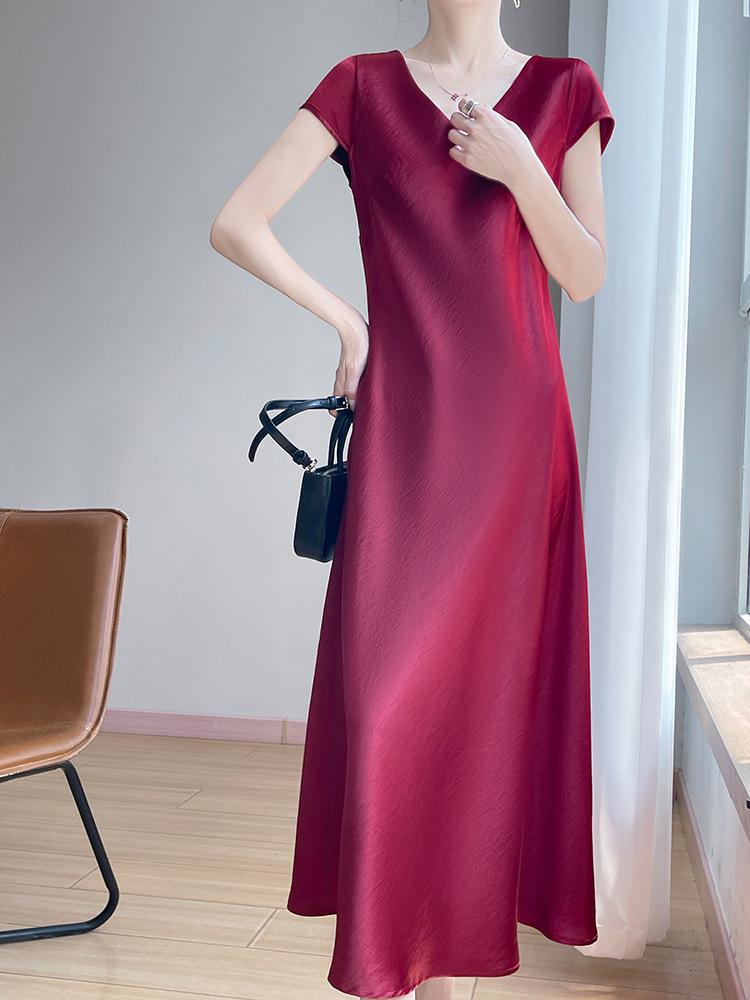 Elegante Vestito Estivo da Donna Dorato con Scollo a V in Raso e Maniche Corte