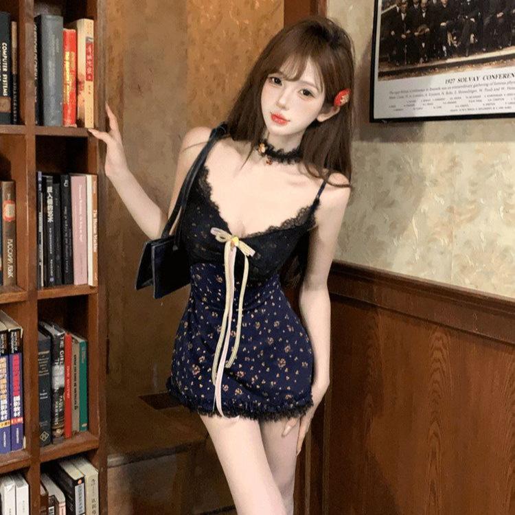 In the Summer of 2009, the New Pure Desire Style Spice Girl Floral Lace-up Suspender Dress Women's Lace Splicing Hip-wrapped Short Skirt