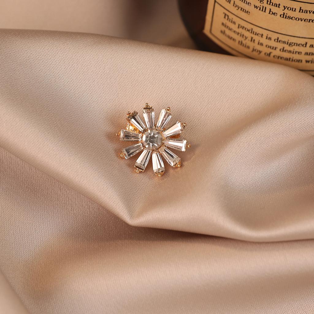 Fashionable Sunflower Brooch Luxurious and Elegant Versatile Anti-glare High-end Commuting Suit Accessory