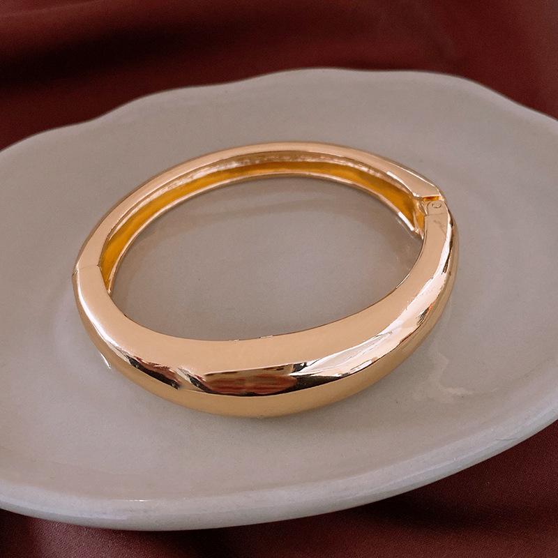 Schickes High-End-Metallarmband: Eleganter, Einzigartiger und Mutiger Damenschmuck