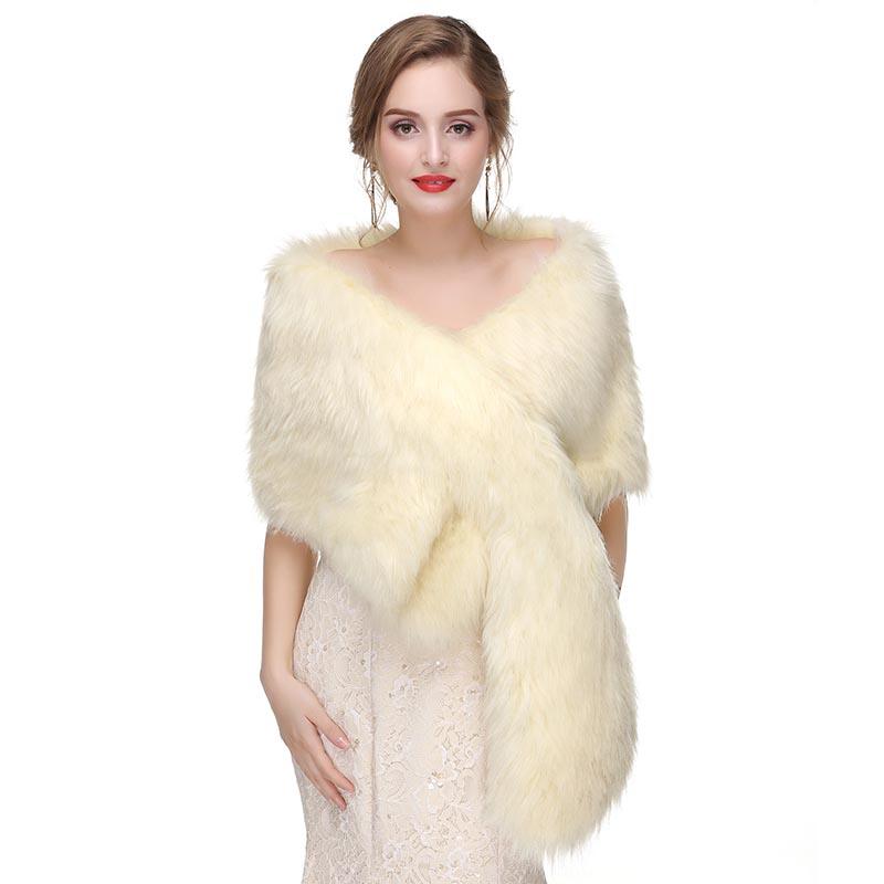 Winterlicher Schal aus Kunstleder, um die Braut bei der Hochzeit warm zu halten