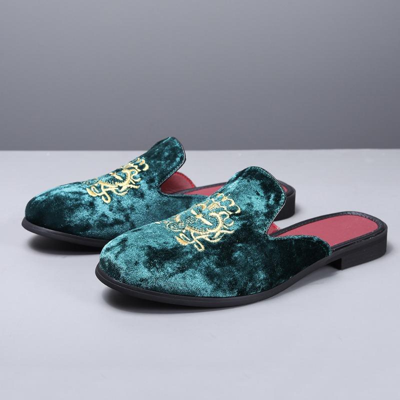 Slippers men's bags and embroidered bag heads wear sandals when they go out, and men's loafers with one foot.