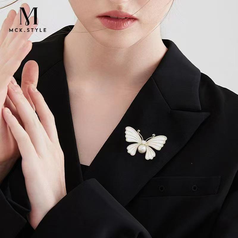 Elegant Pearl Butterfly Brooch: Luxury Pin for Women’s Suits and Clothing