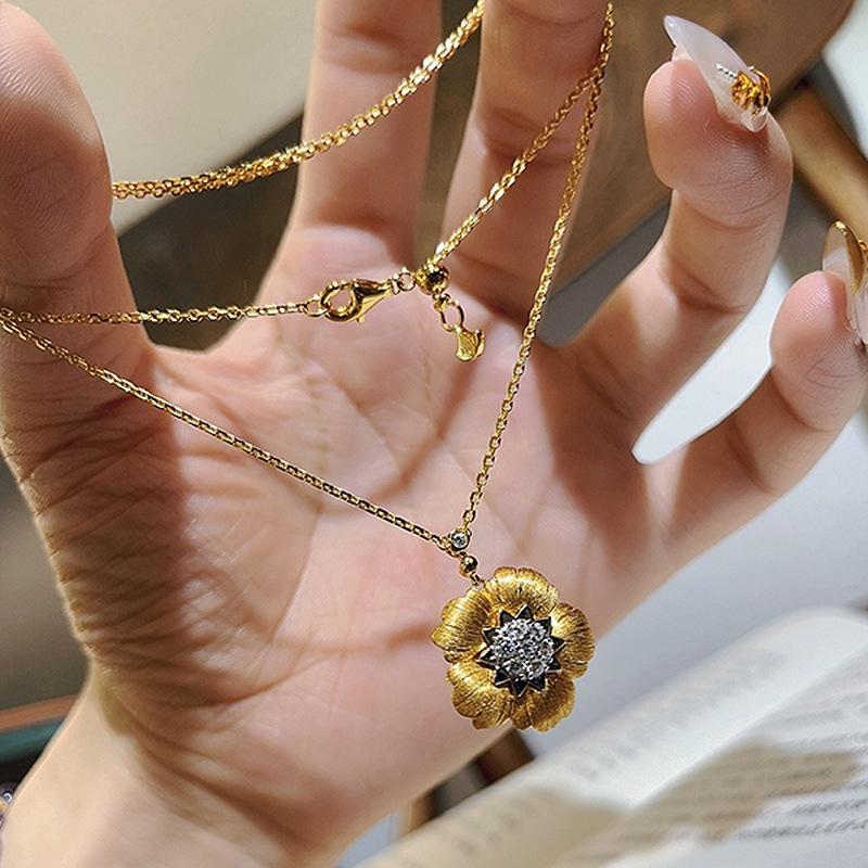 Shine Brushed Luxury Inlay Diamonds Exquisite Flower Necklace Classic Design and Charm Pendant Wedding Engagement Jewelry