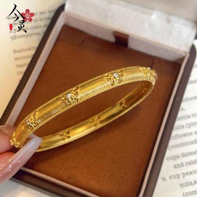 Retro Armband im Hofstil mit Strass-Schmetterlingsverschluss und gebürsteter Textur - Hochwertiger, luxuriöser Nischen-Designschmuck