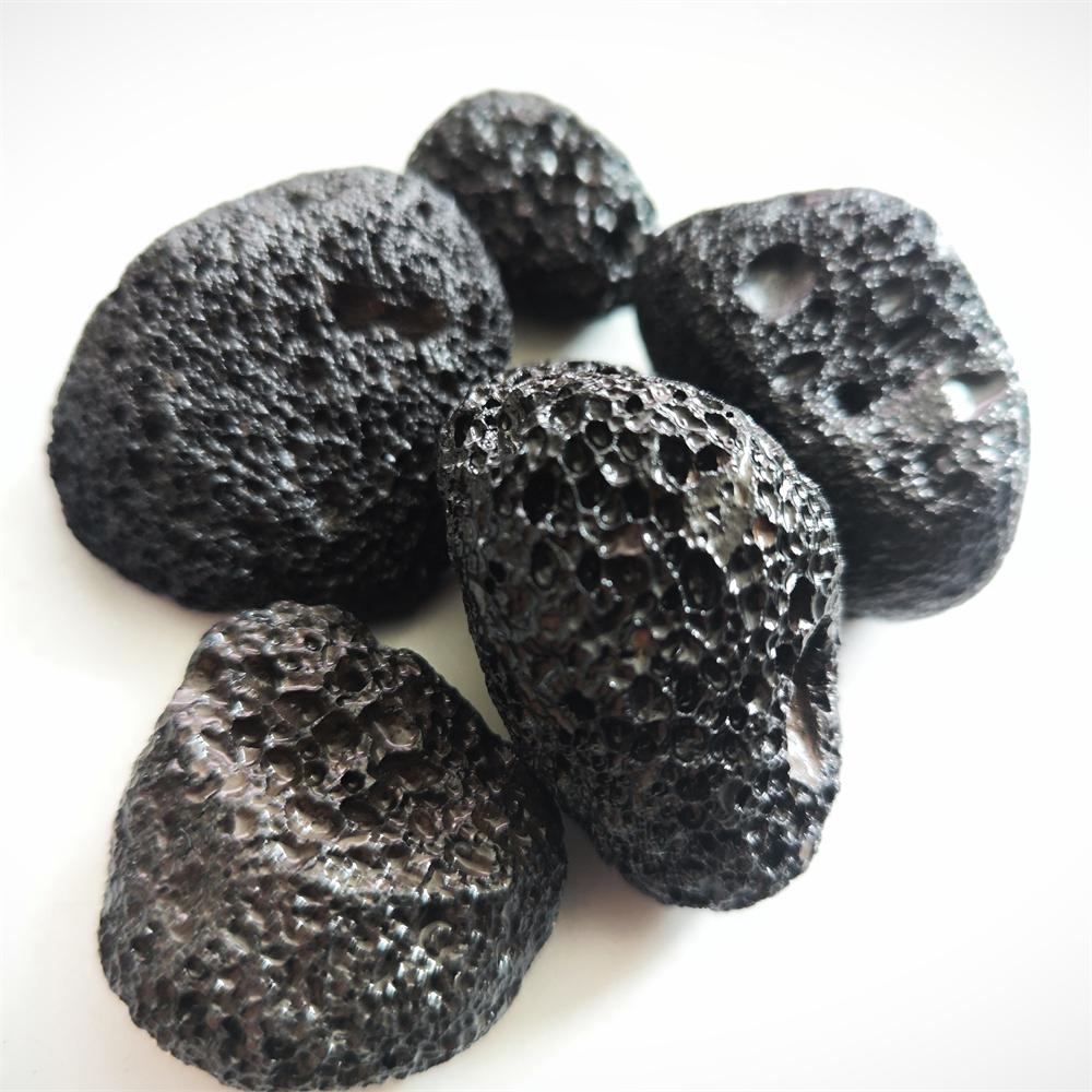 Natürliches Filtermedium für Aquarien aus Vulkangestein. Natürliche Vulkangesteine, natürlich geformte unregelmäßige Vulkangesteine ​​zur Dekoration oder Sammlung.