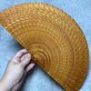 Abanico de Artesanía de Madera Nanmu de Seda Dorada - Elegante Abanico Plegable Hecho a Mano