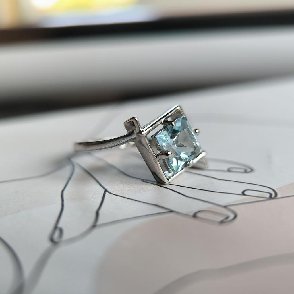 Серебряное кольцо с натуральным топазом 2.117ct, вес изделия 3,43 гр (2188360)
