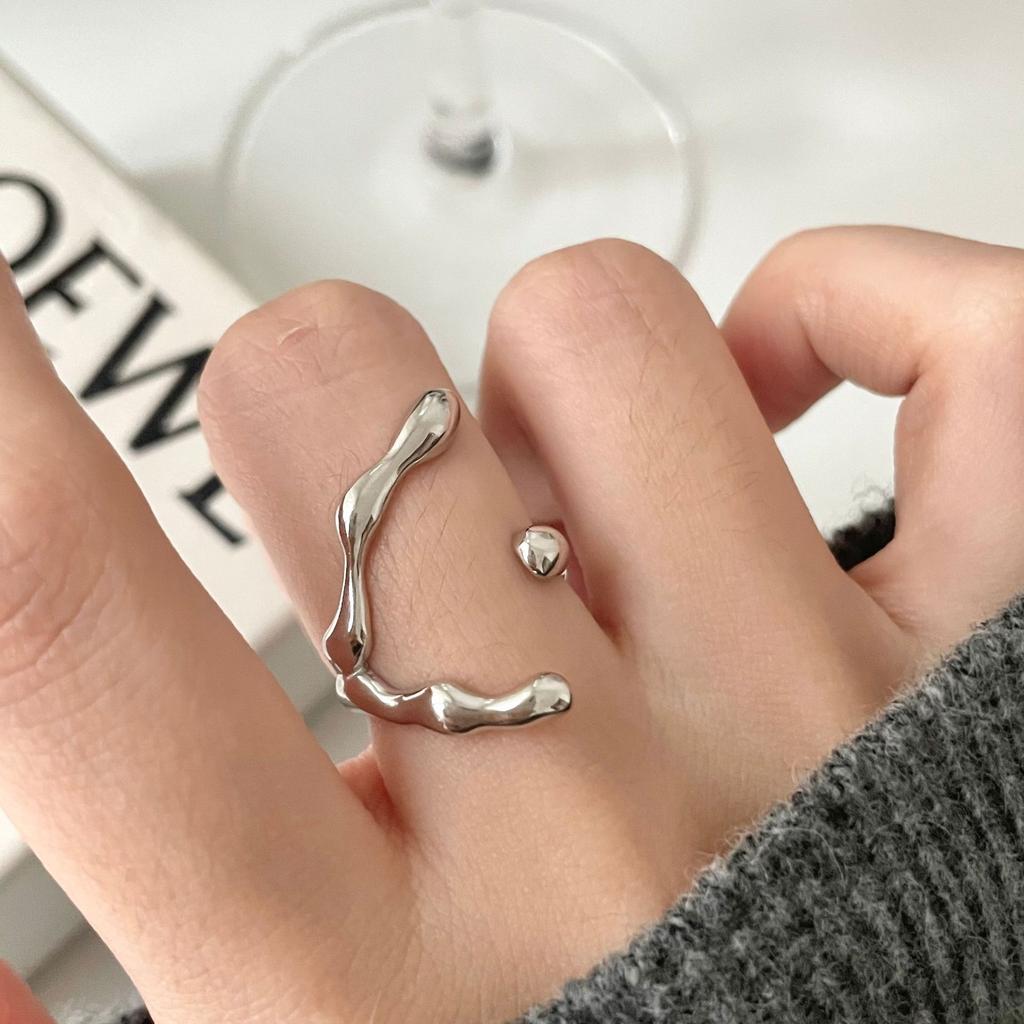 Gothic Irregular Bright Face Wide Edge Rings for Women New Fashion Creative Hollow Geometric Pleated Ring Party Jewelry
