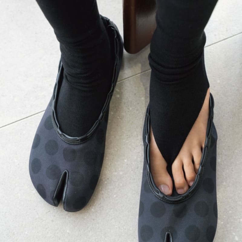 hiig [no.743] black long split-toe tabi socks