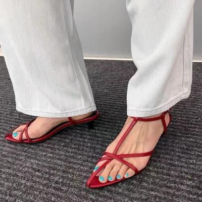 Mode Neue Schuhe mit niedrigem Absatz Sommer Neue spitze feine Riemchenverschnürung Metallschließe Linie mit weicher Sohle rutschfeste feine Absatzsandalen