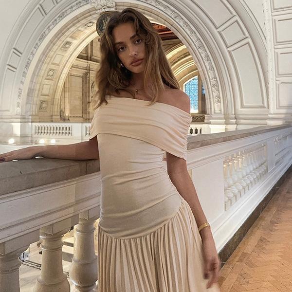 Europäische und amerikanische Damenbekleidung Herbst Neu Ein-Wort-Kragen Temperament Elegant und Sexy Figurbetont Falten-Tube-Top-Kleid